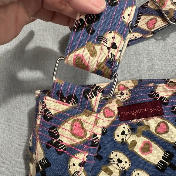 Bungalow 360 shoulder bag, otter print, adjustable strap, crossbody - Picture 7 of 8